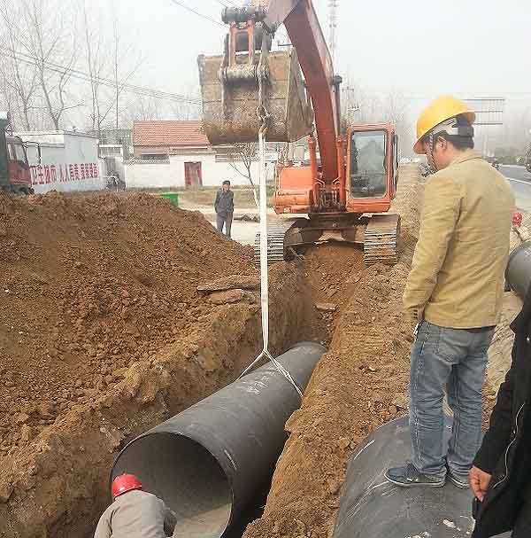 (图:原水输水管道施工现场)